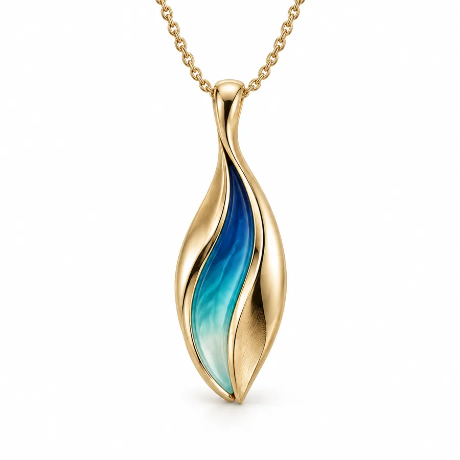 Concept de collier doré avec pendentif au dégradé bleu-vert