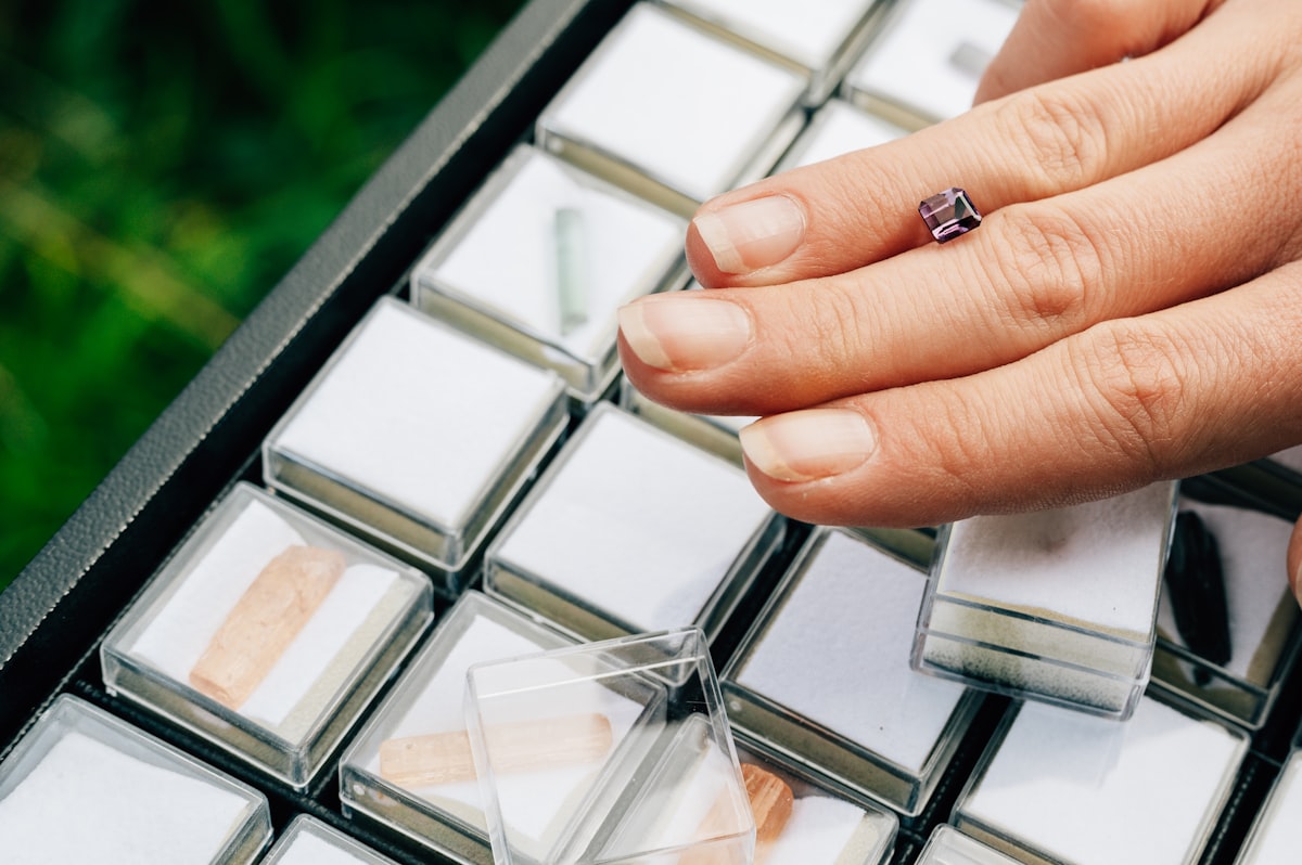 Edelstahlschmuck mit einem weichen Tuch reinigen