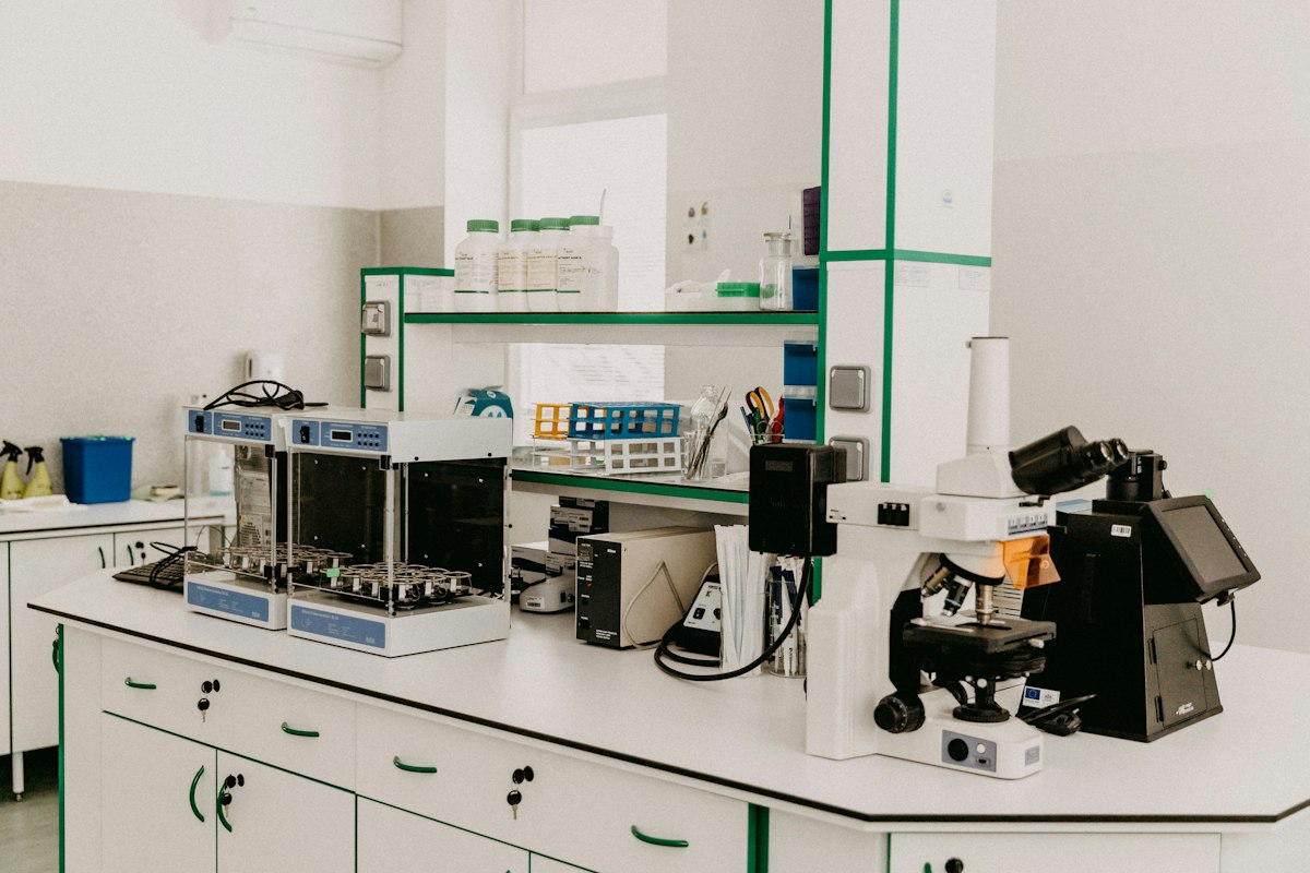 Bancada de laboratório com microscópio e instrumentos de análise