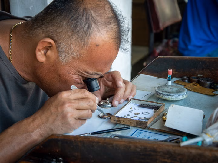 Illustrative reference of component inspection through a loupe