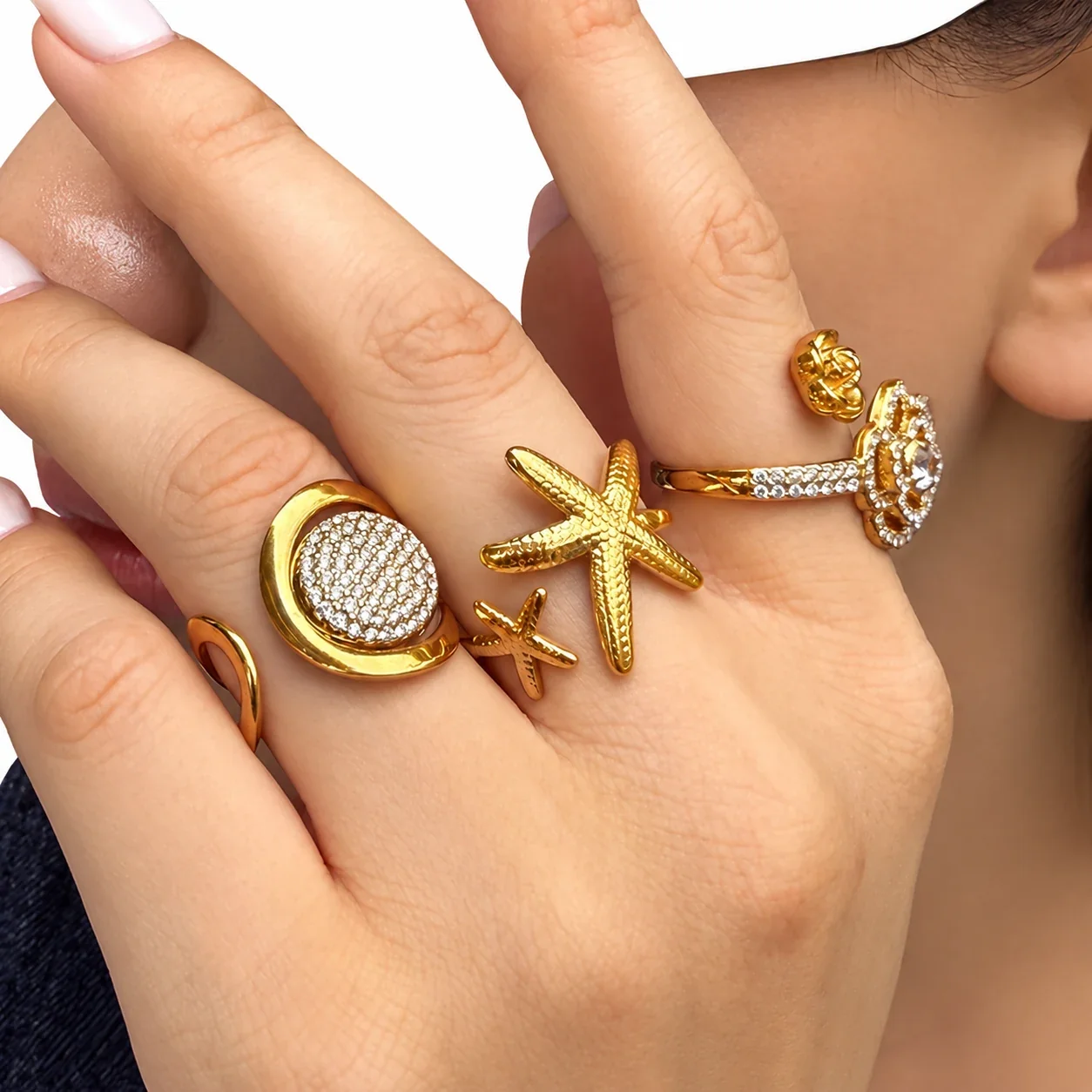 Open ringen met bloem, pavé-disc en zeester, Gold PVD productfoto