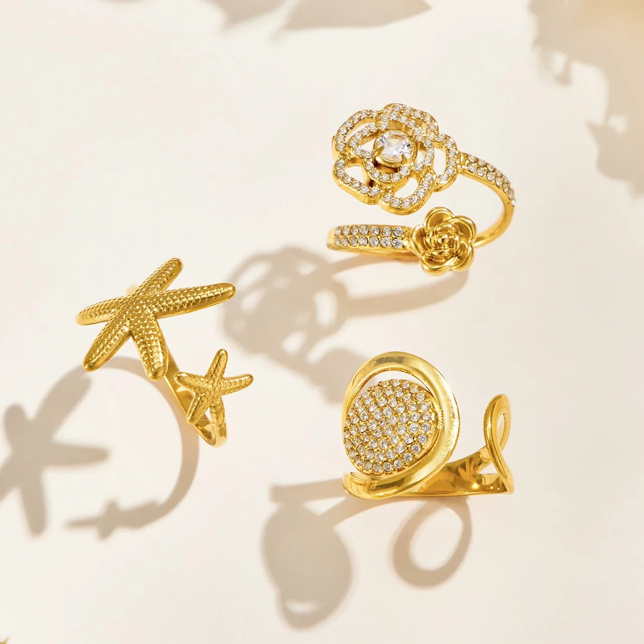 Open ringen met bloem, pavé-disc en zeester, Gold PVD productfoto