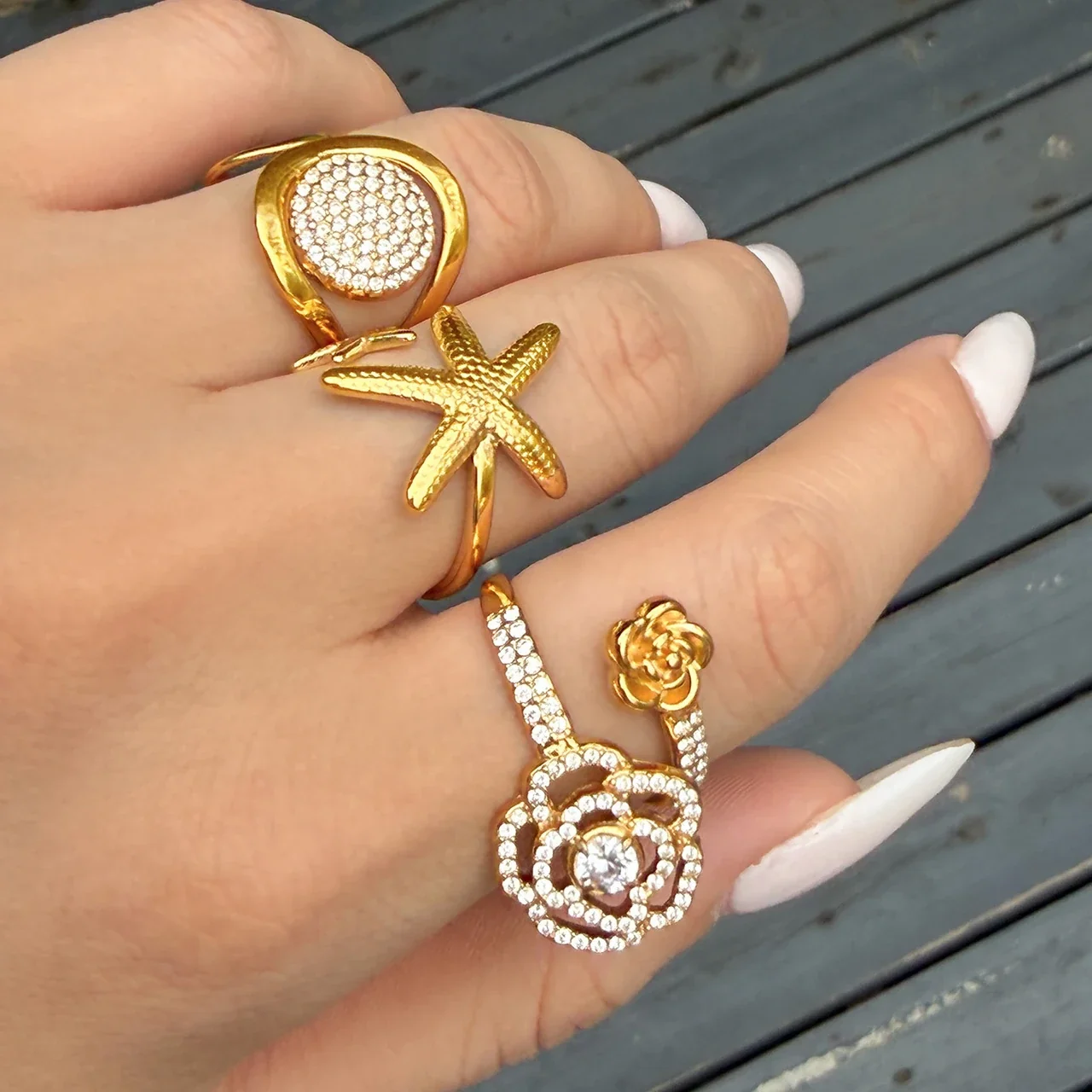 Open ringen met bloem, pavé-disc en zeester, Gold PVD productfoto