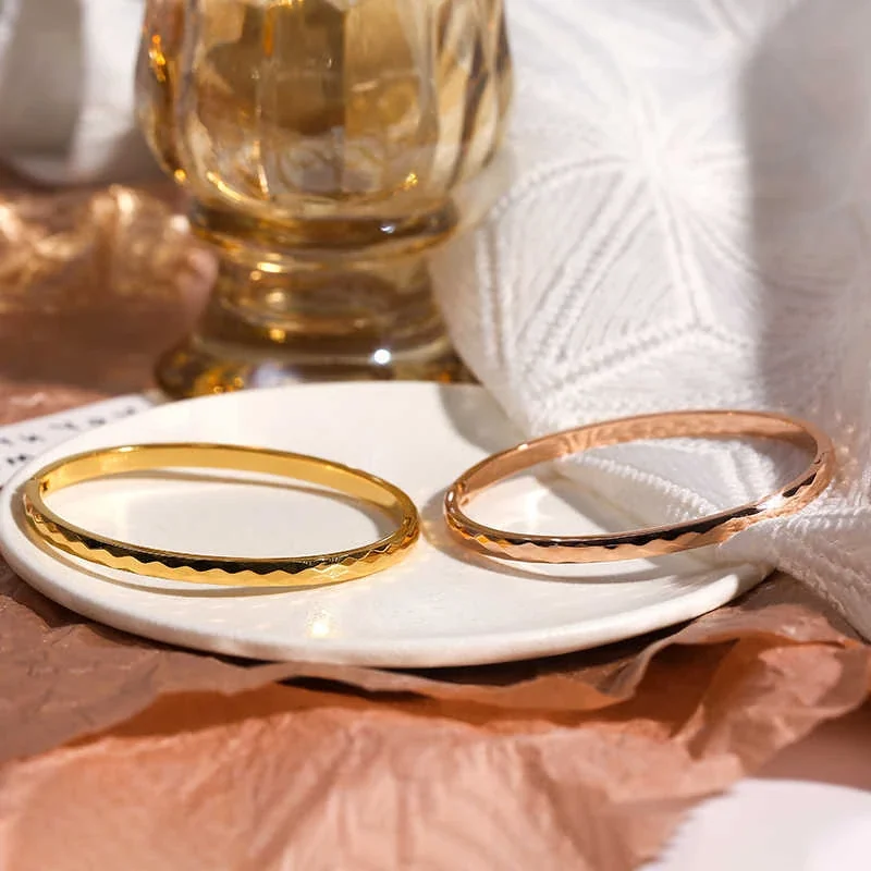 Faceted 4 mm Oval Bangle in 18K Gold-Plated Stainless Steel