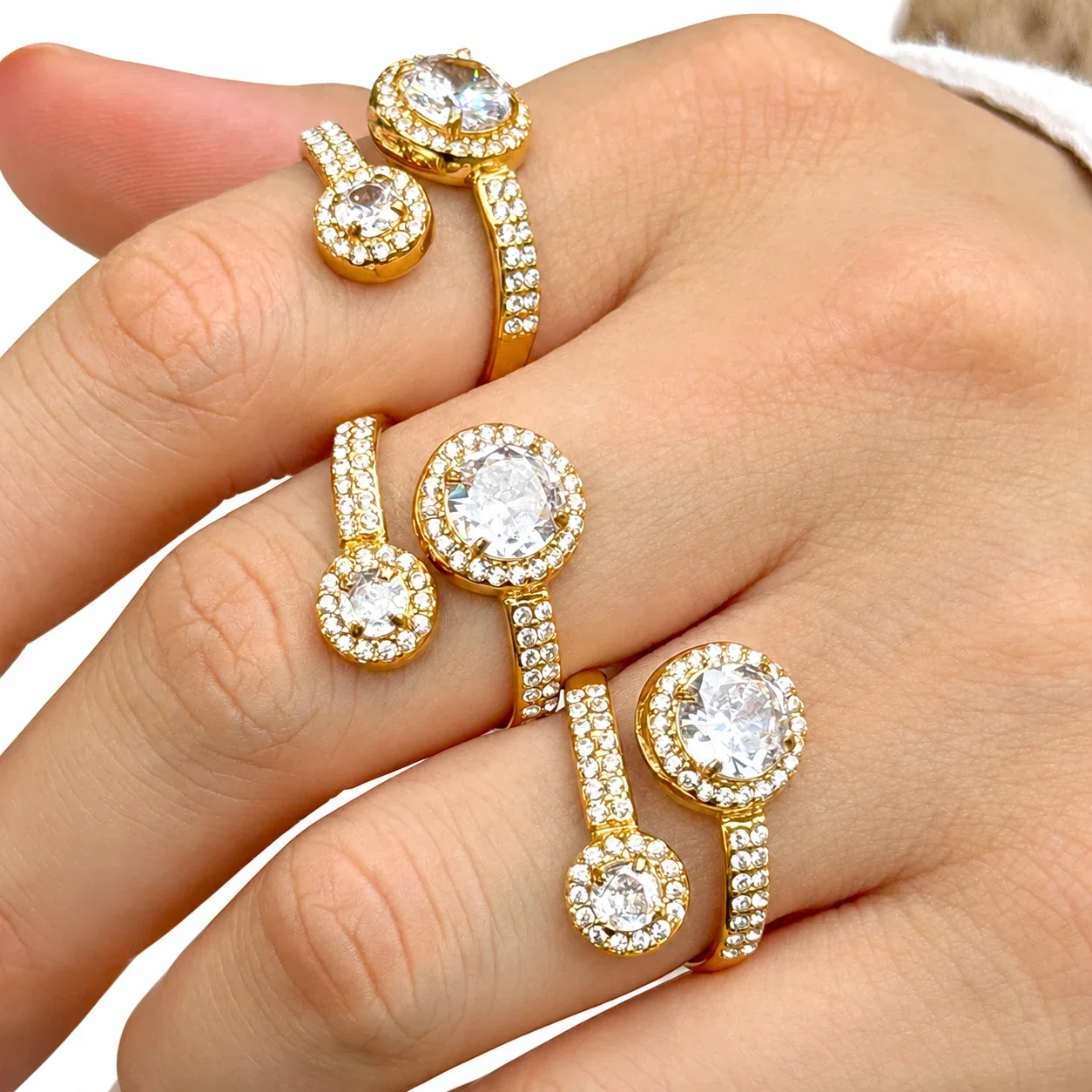 Ring met dubbele ronde CZ-halo's, verguld roestvrij staal productfoto
