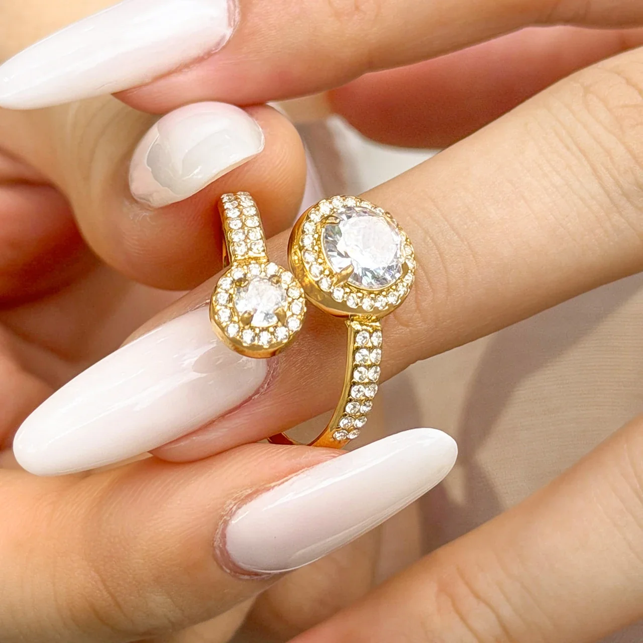 Ring met dubbele ronde CZ-halo's, verguld roestvrij staal productfoto