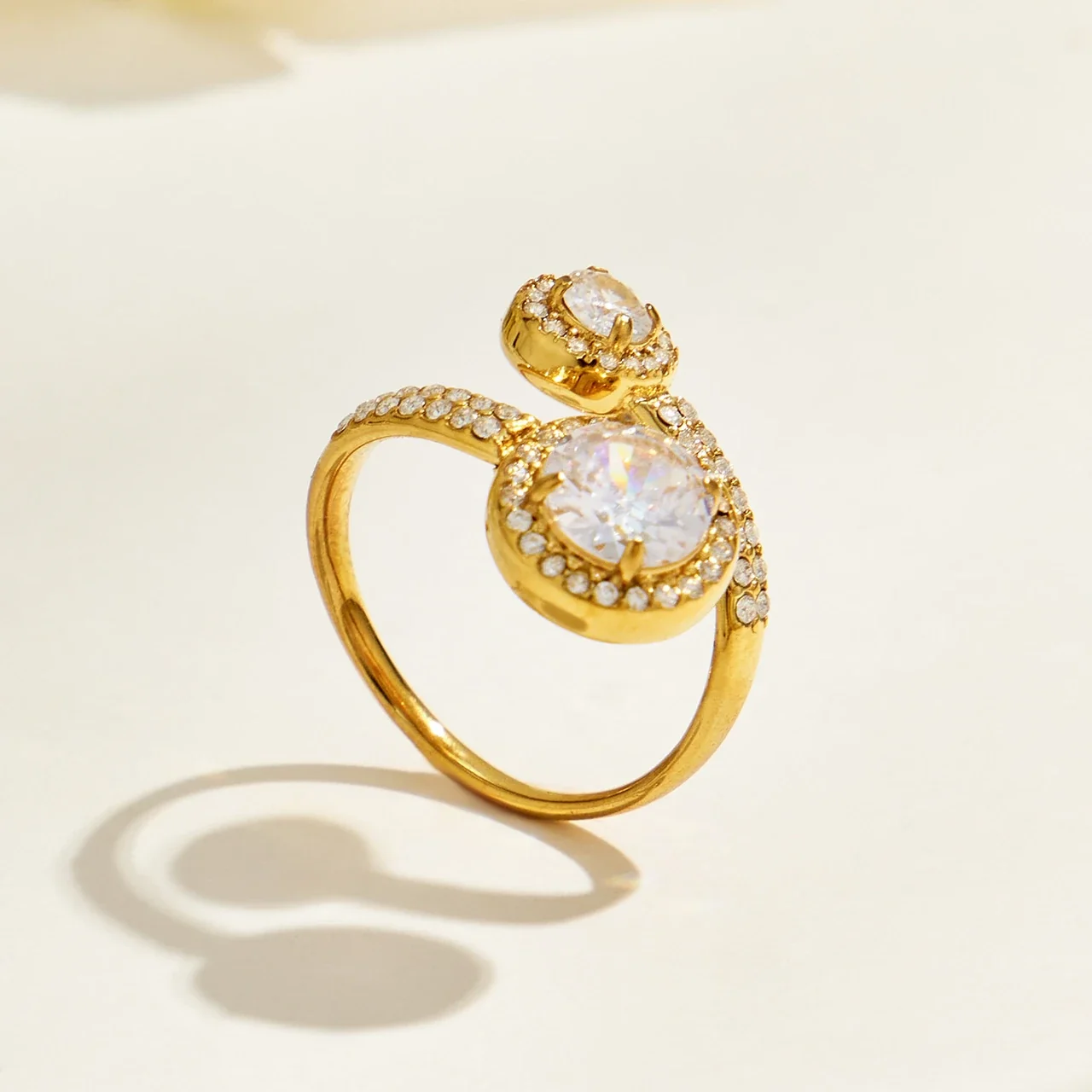 Ring met dubbele ronde CZ-halo's, verguld roestvrij staal productfoto