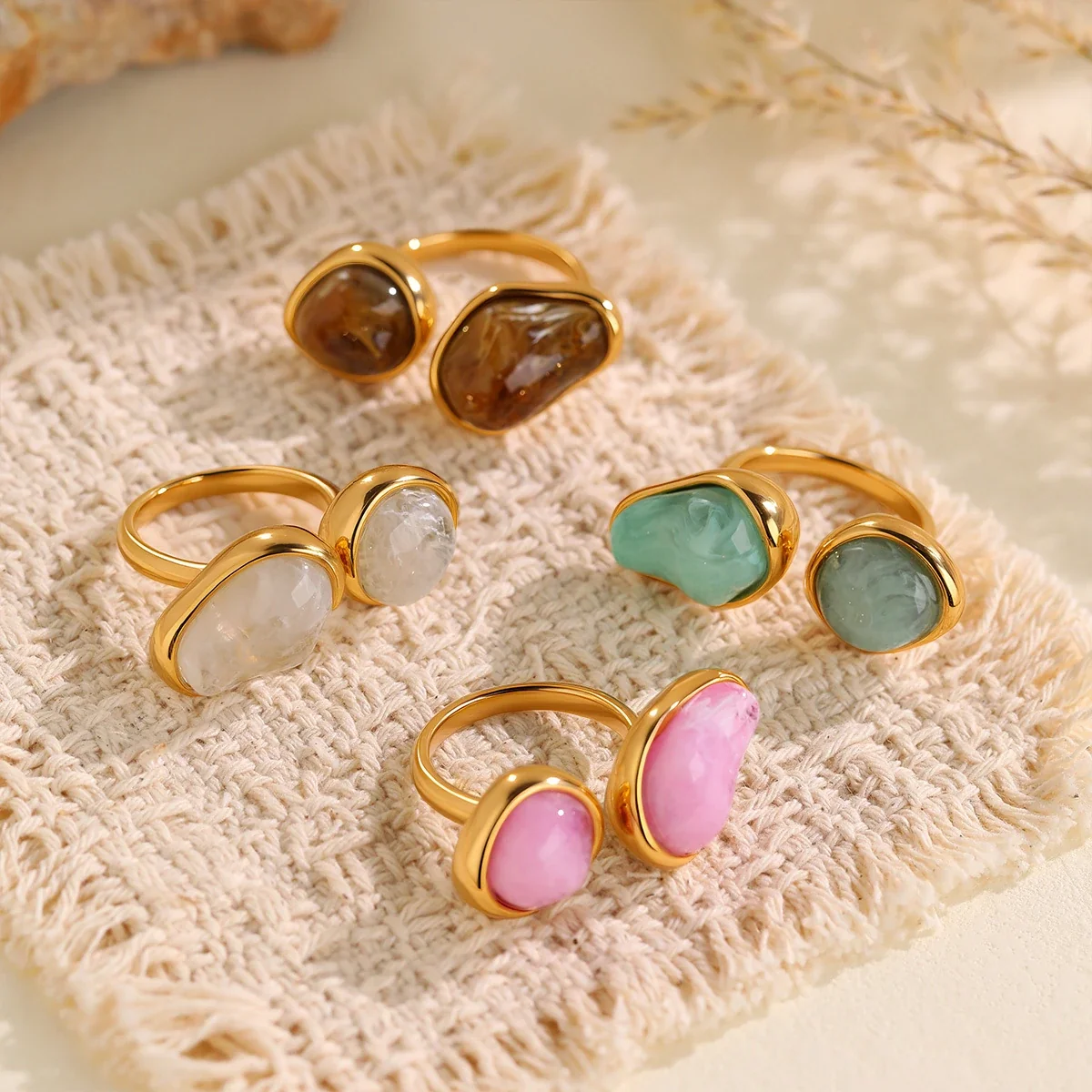 Open ring met twee onregelmatige harsinlegstukken, verguld productfoto