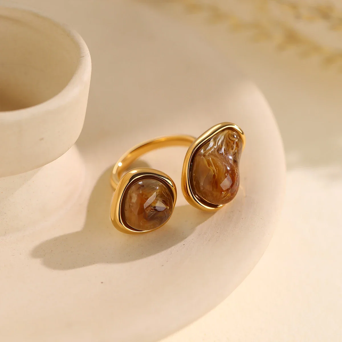 Open ring met twee onregelmatige harsinlegstukken, verguld productfoto