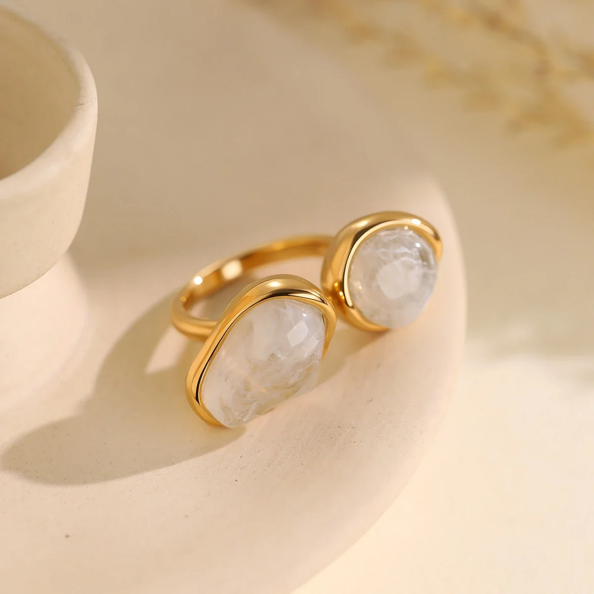 Open ring met twee onregelmatige harsinlegstukken, verguld productfoto
