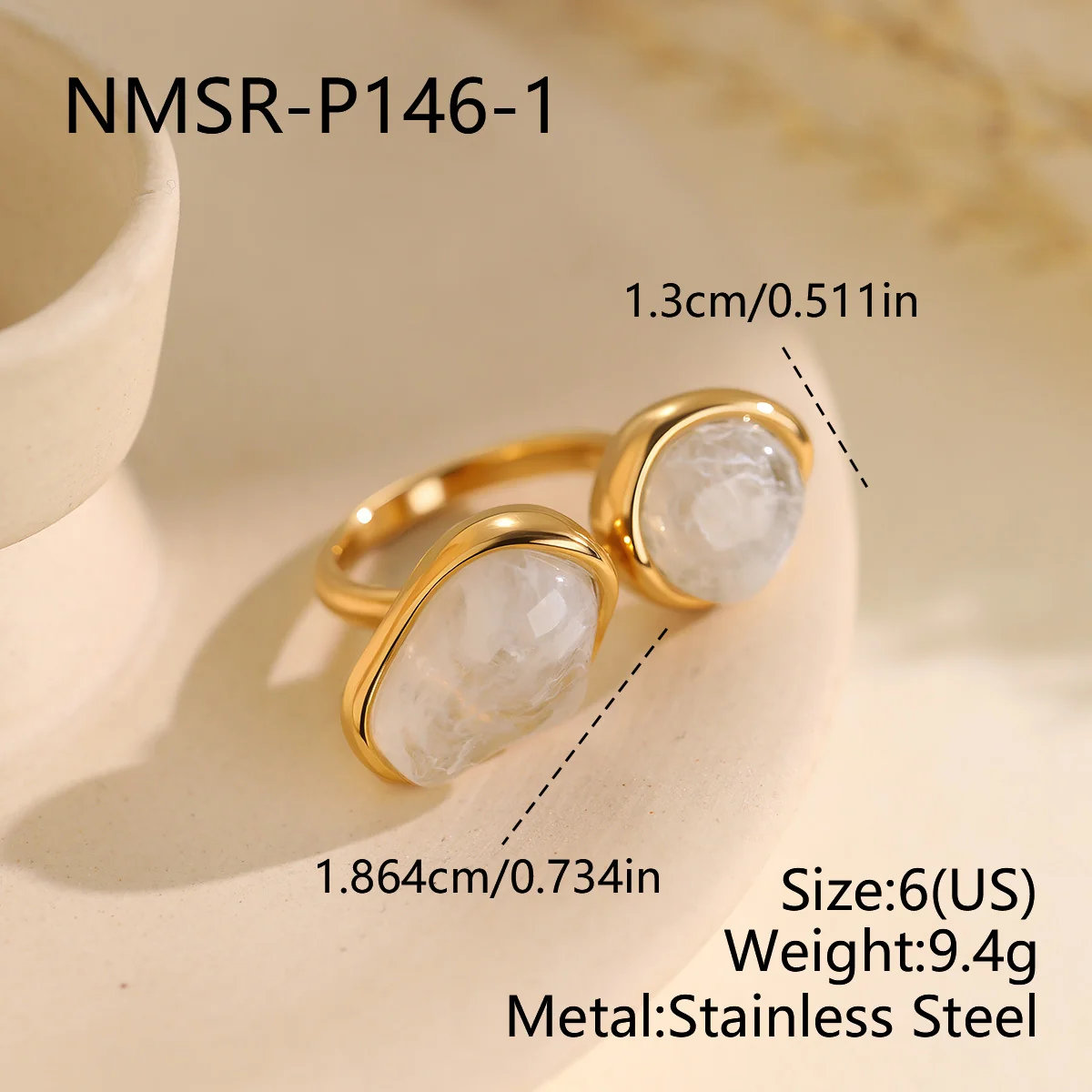 Open ring met twee onregelmatige harsinlegstukken, verguld productfoto