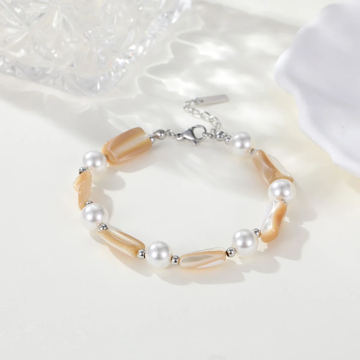 Parelarmband met parelmoerkralen, verguld met 18K goud productfoto