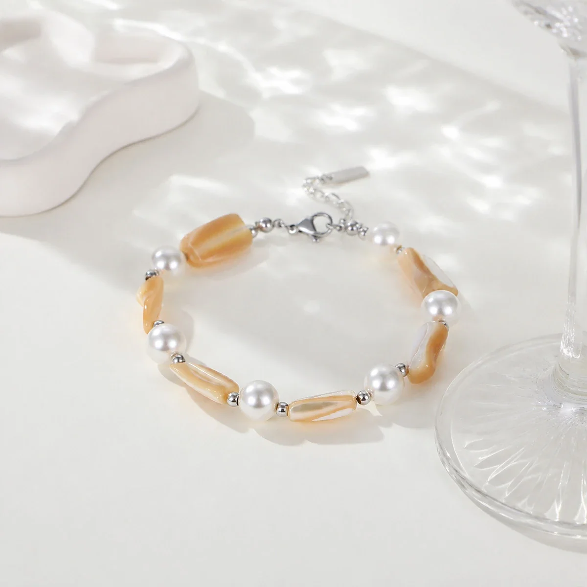 Parelarmband met parelmoerkralen, verguld met 18K goud productfoto