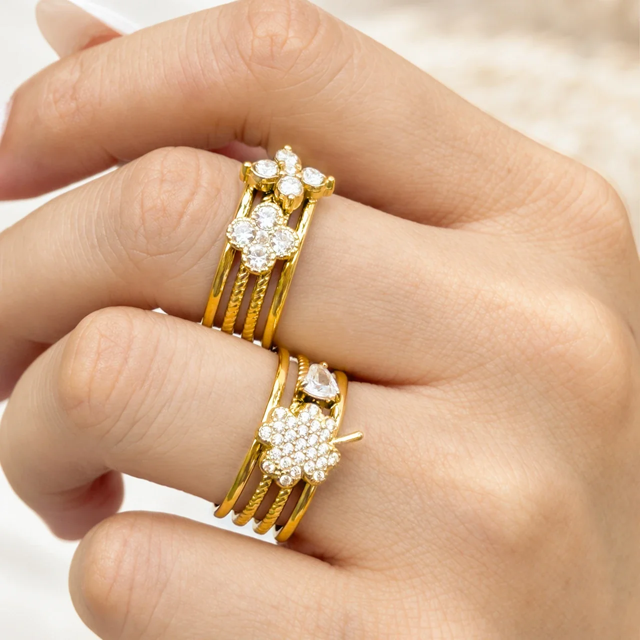 Open ringen met CZ-motieven en getextureerde banden, roestvrij staal productfoto