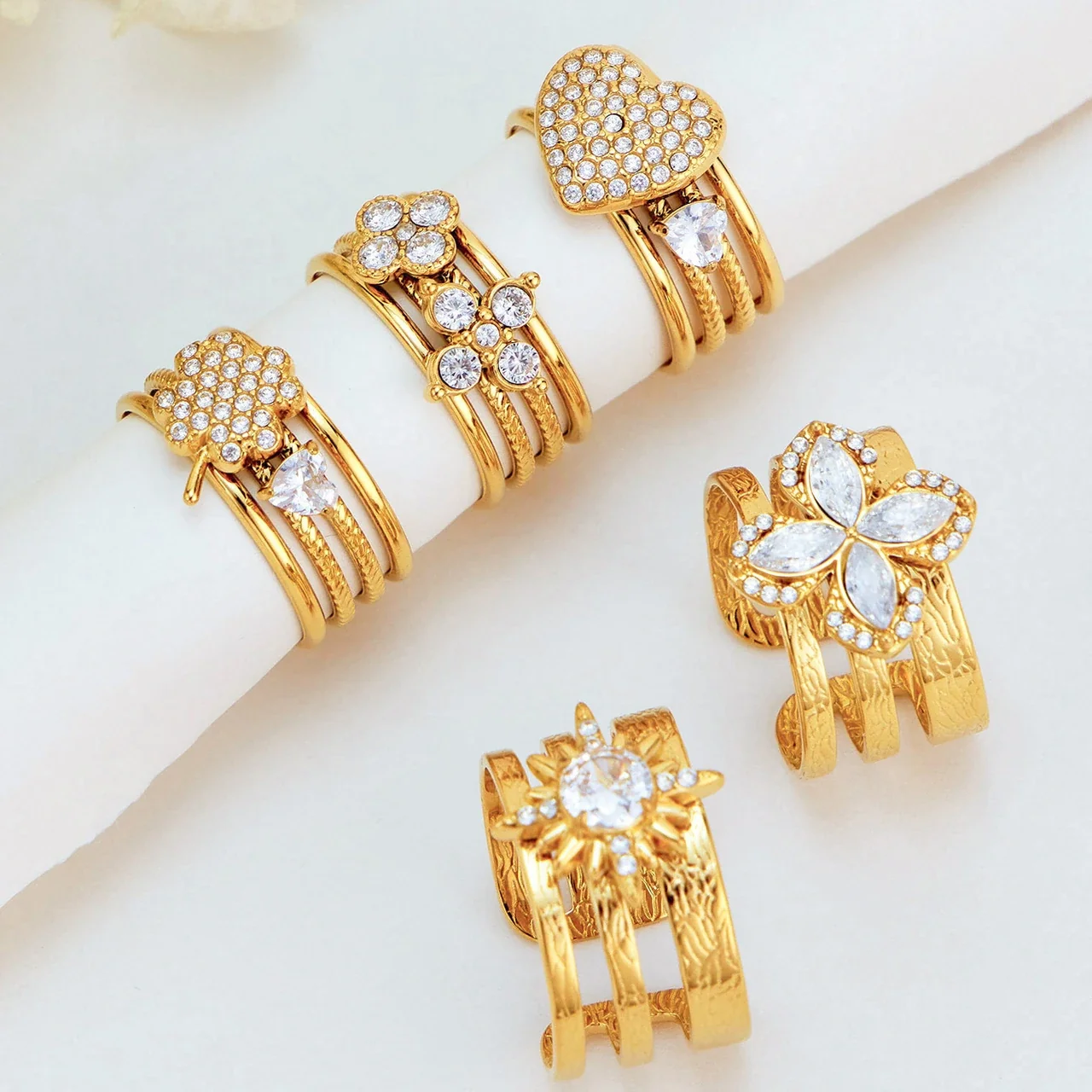 Open ringen met CZ-motieven en getextureerde banden, roestvrij staal productfoto