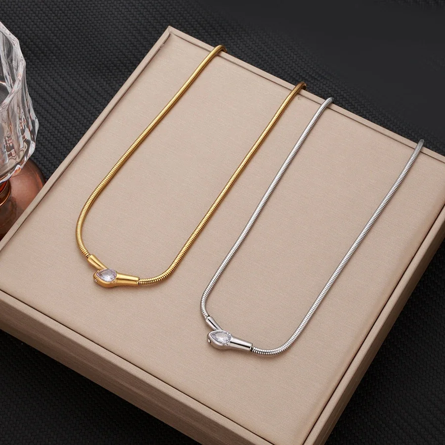 Produktfoto: Edelstahlkette mit Schlangenkopf und tropfenförmigem Zirkonia
