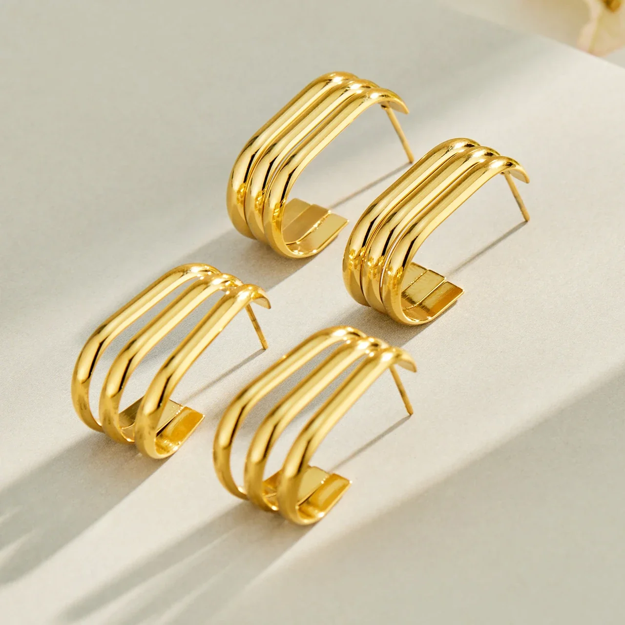 Produktfoto: Creolen mit dreifachem C-Profil aus Edelstahl 316 in Gold PVD