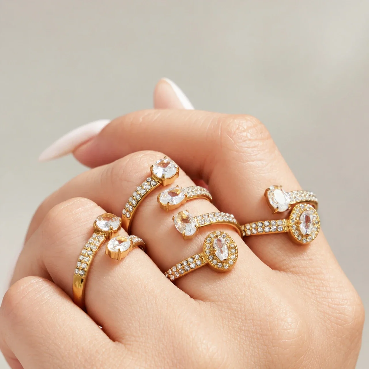 Open ringen met ovale CZ en pavéband, roestvrij staal productfoto