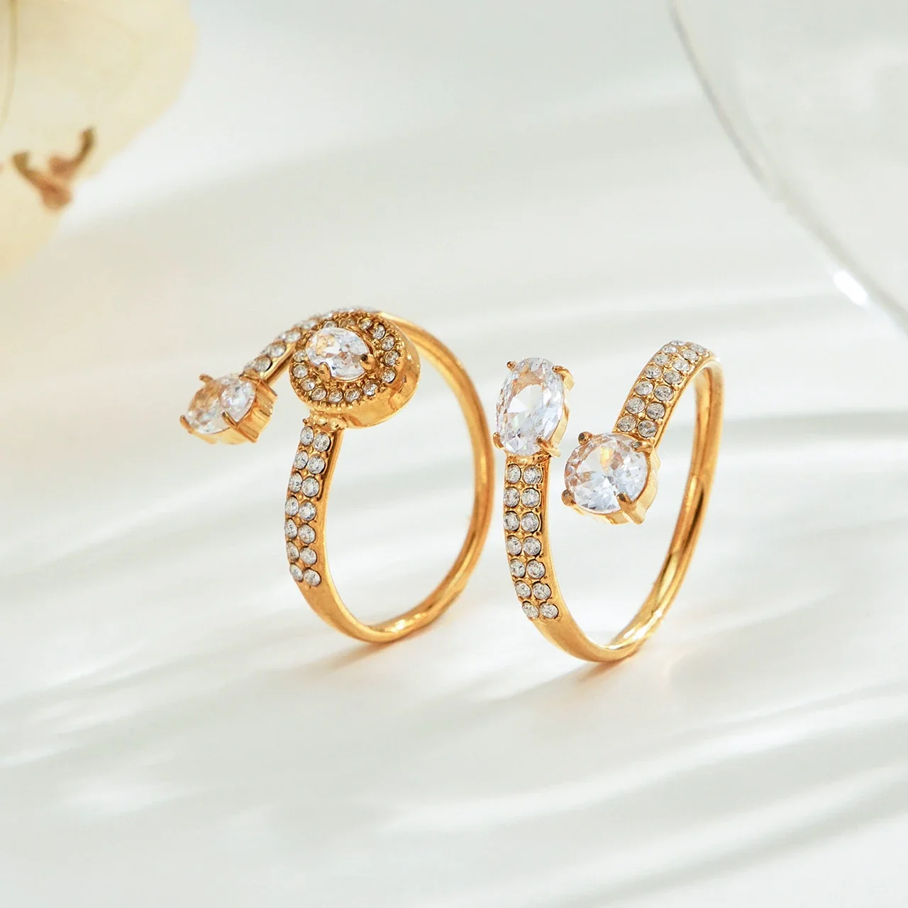 Open ringen met ovale CZ en pavéband, roestvrij staal productfoto