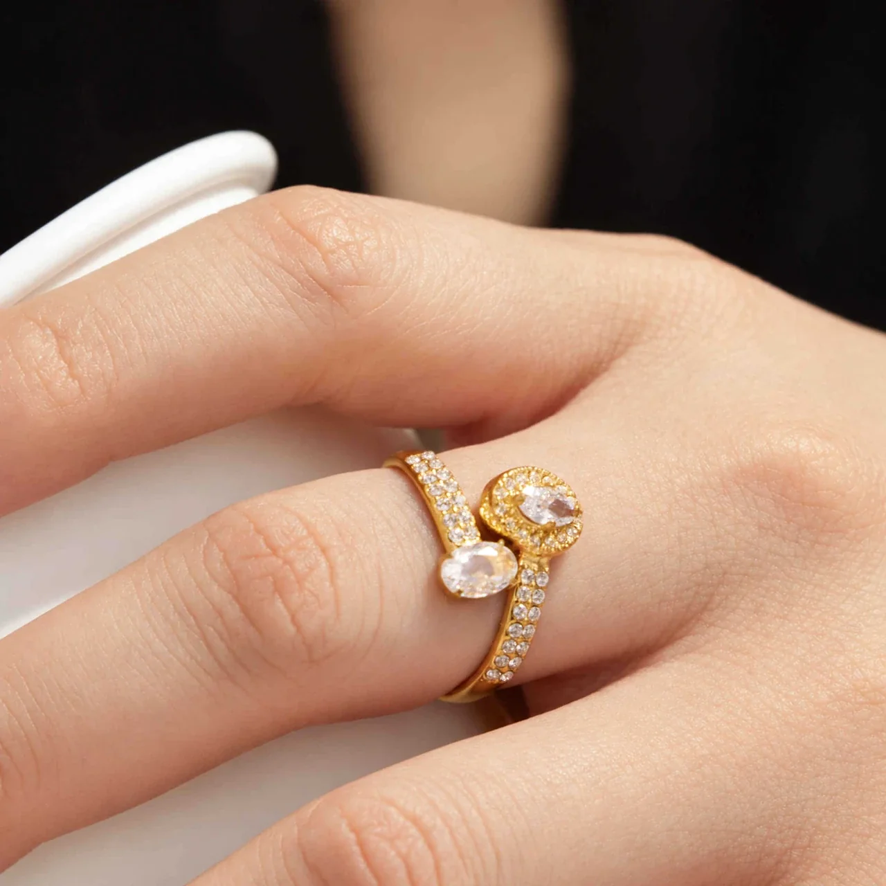 Open ringen met ovale CZ en pavéband, roestvrij staal productfoto