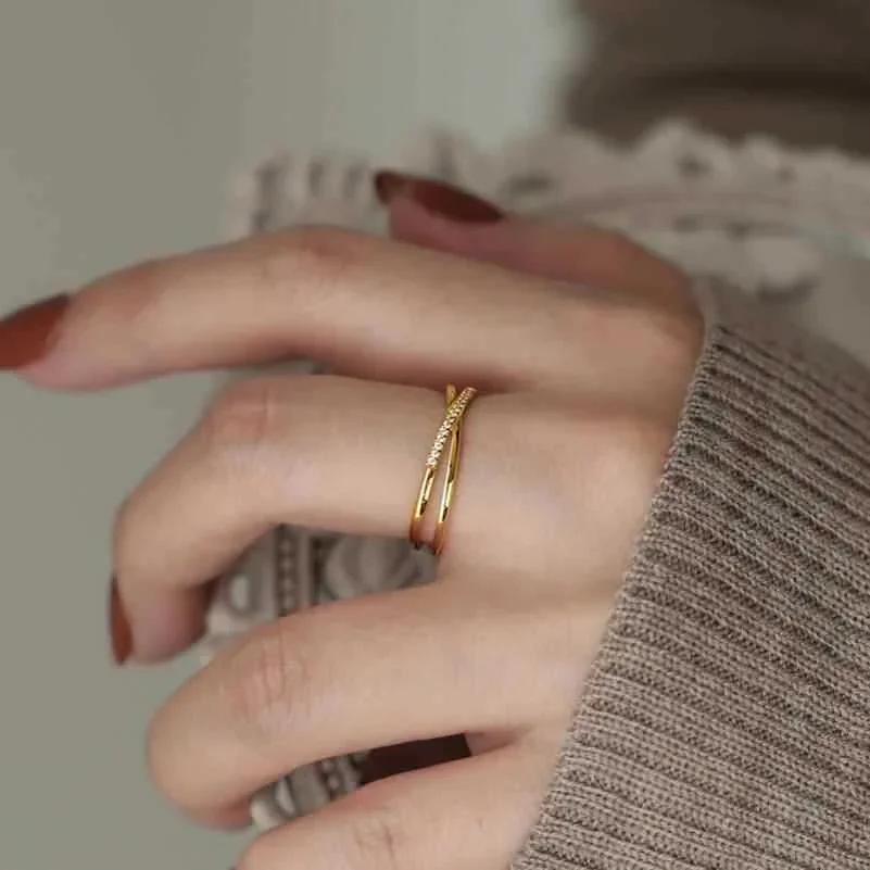 Produktfoto: Ring: Gekreuztes Doppelband mit Pavé-Zirkonia aus vergoldetem Edelstahl