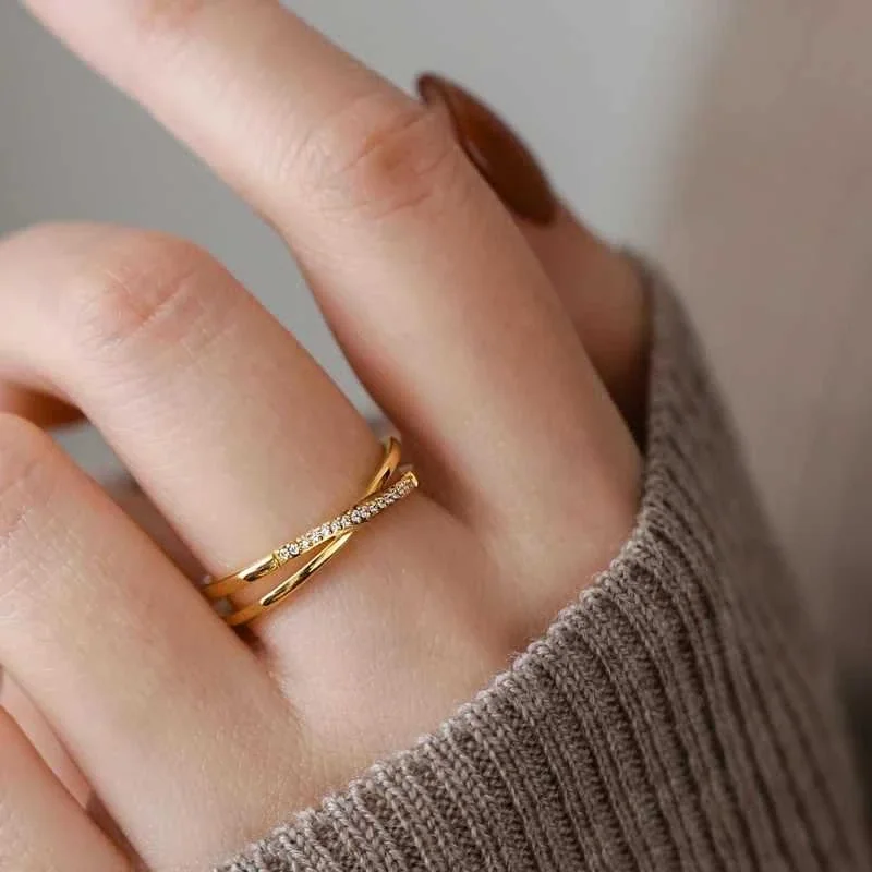 Produktfoto: Ring: Gekreuztes Doppelband mit Pavé-Zirkonia aus vergoldetem Edelstahl