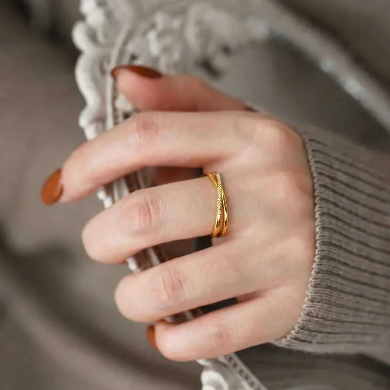 Produktfoto: Ring: Gekreuztes Doppelband mit Pavé-Zirkonia aus vergoldetem Edelstahl