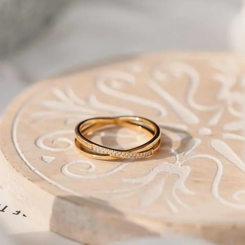 Produktfoto: Ring: Gekreuztes Doppelband mit Pavé-Zirkonia aus vergoldetem Edelstahl