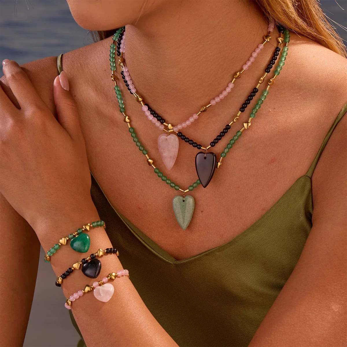 Photo produit : Parure collier et bracelet à perles cœur en acier plaqué or 18K