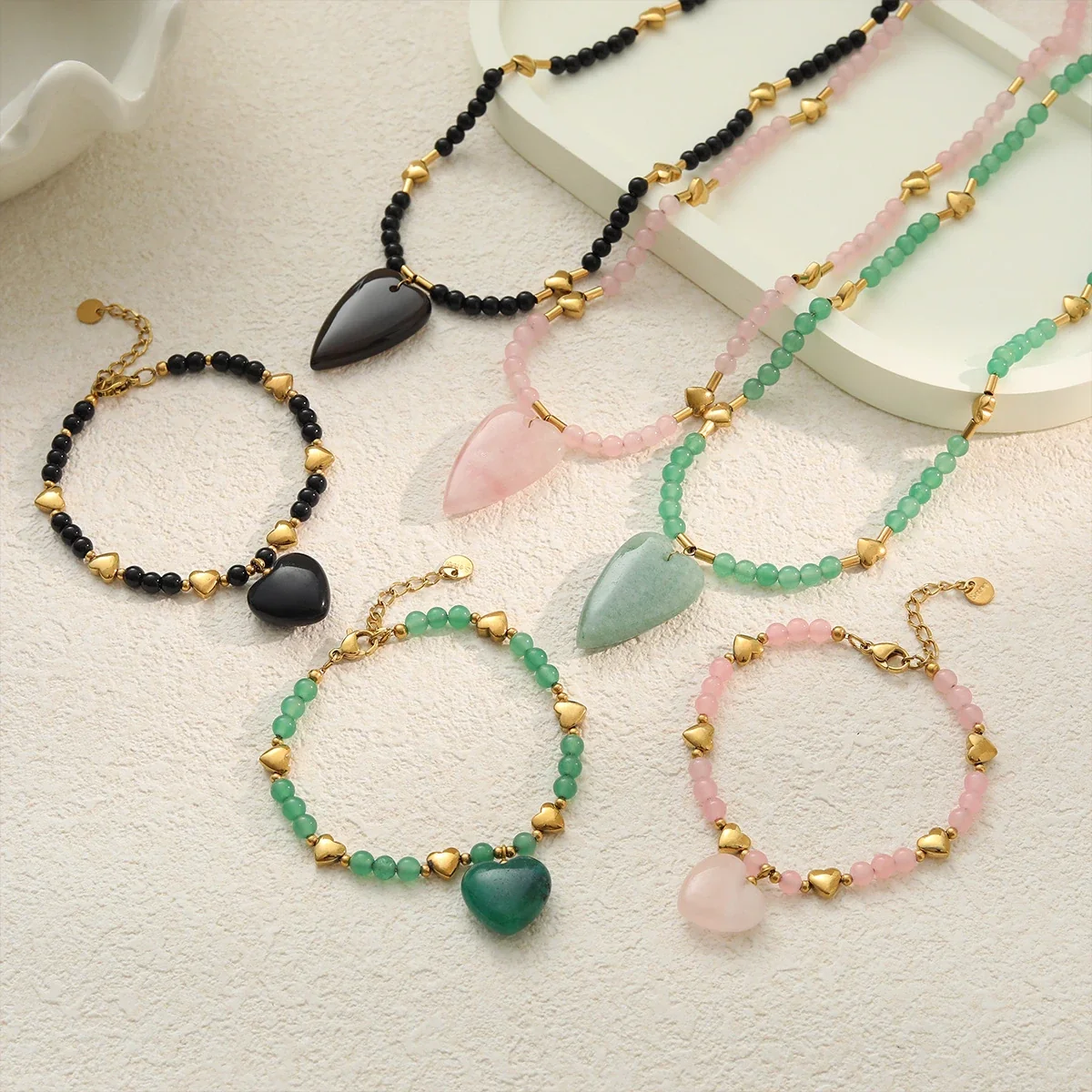 Photo produit : Parure collier et bracelet à perles cœur en acier plaqué or 18K