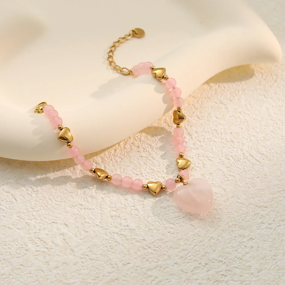 Photo produit : Parure collier et bracelet à perles cœur en acier plaqué or 18K