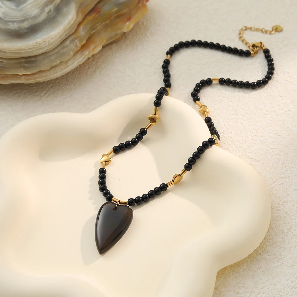 Photo produit : Parure collier et bracelet à perles cœur en acier plaqué or 18K