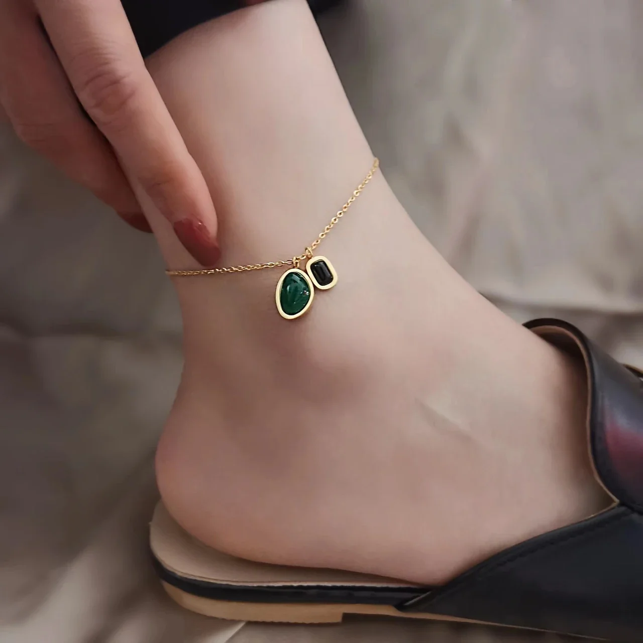 Produktfoto: Fußkettchen mit grünen ovalen und schwarzen Achat-Cabochons, Edelstahl