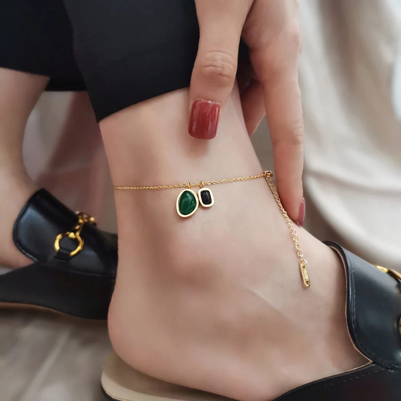 Produktfoto: Fußkettchen mit grünen ovalen und schwarzen Achat-Cabochons, Edelstahl