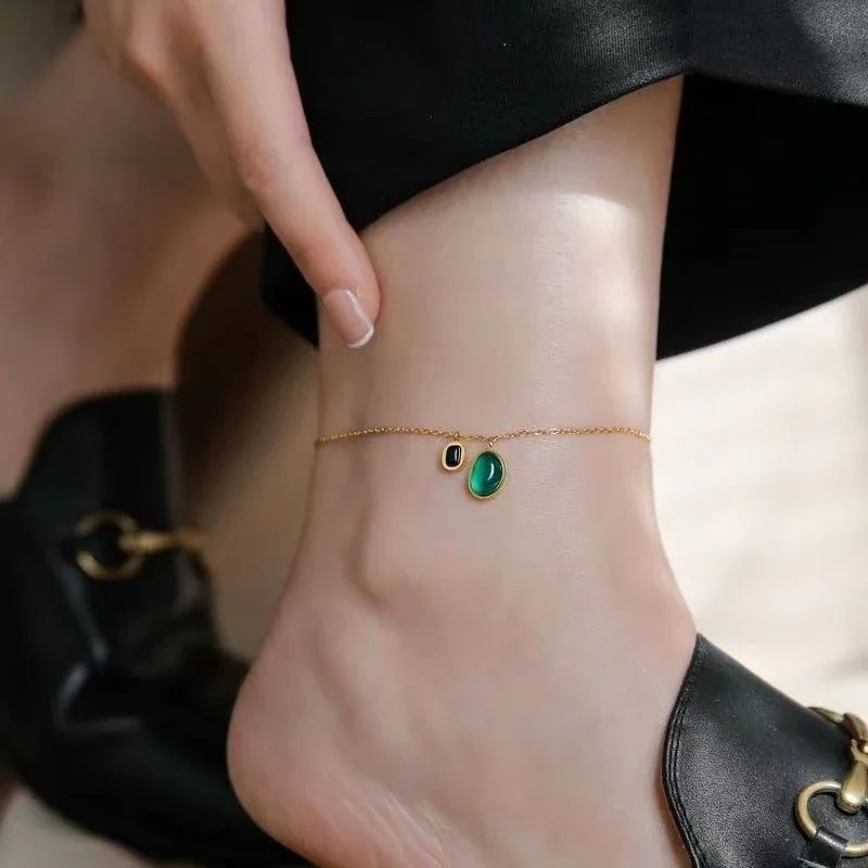 Produktfoto: Fußkettchen mit grünen ovalen und schwarzen Achat-Cabochons, Edelstahl