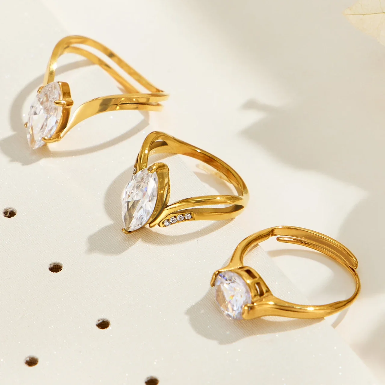 Ring: Verstelbare marquise-CZ met gespleten ringband, 18K verguld productfoto