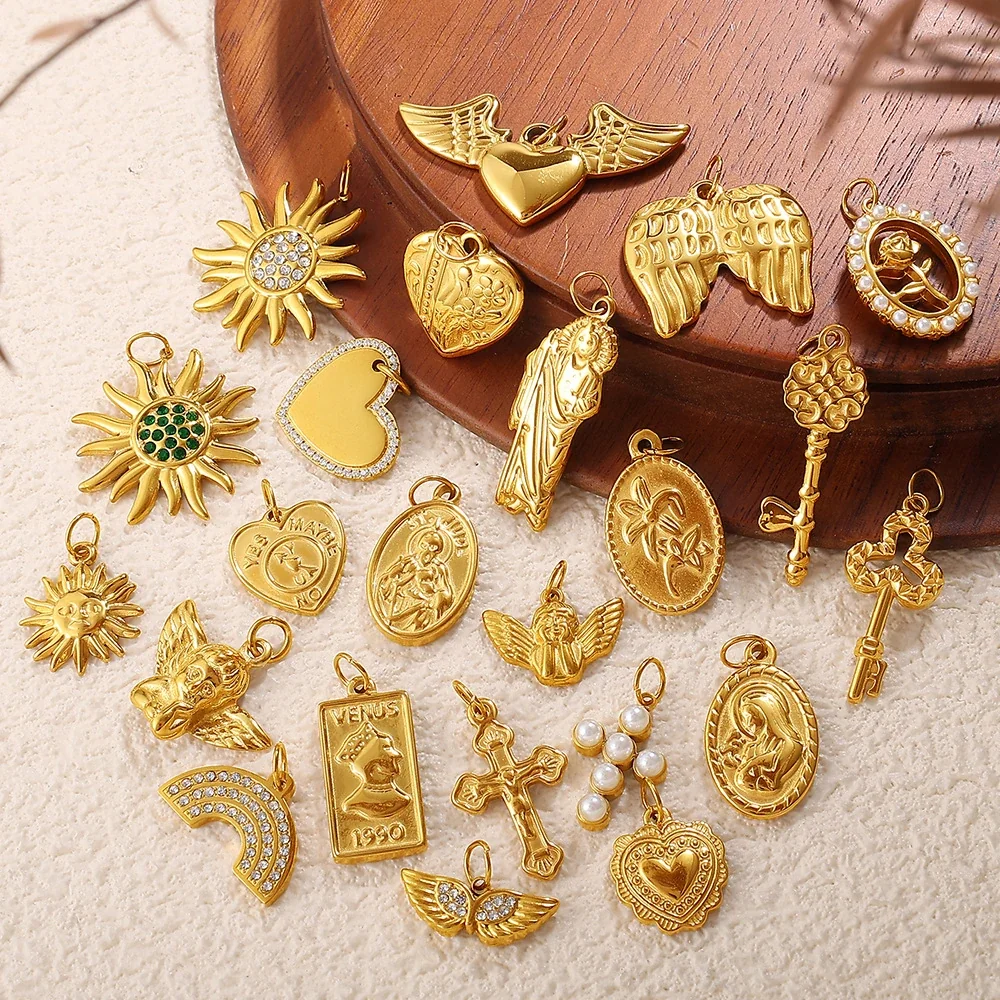 Foto del producto: Dijes colgantes de acero inoxidable, celestiales y de corazón, chapados en oro de 18K