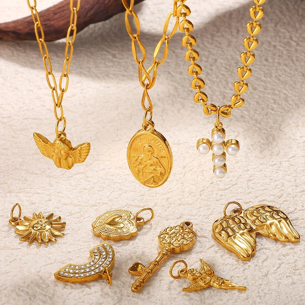 Foto del producto: Dijes colgantes de acero inoxidable, celestiales y de corazón, chapados en oro de 18K