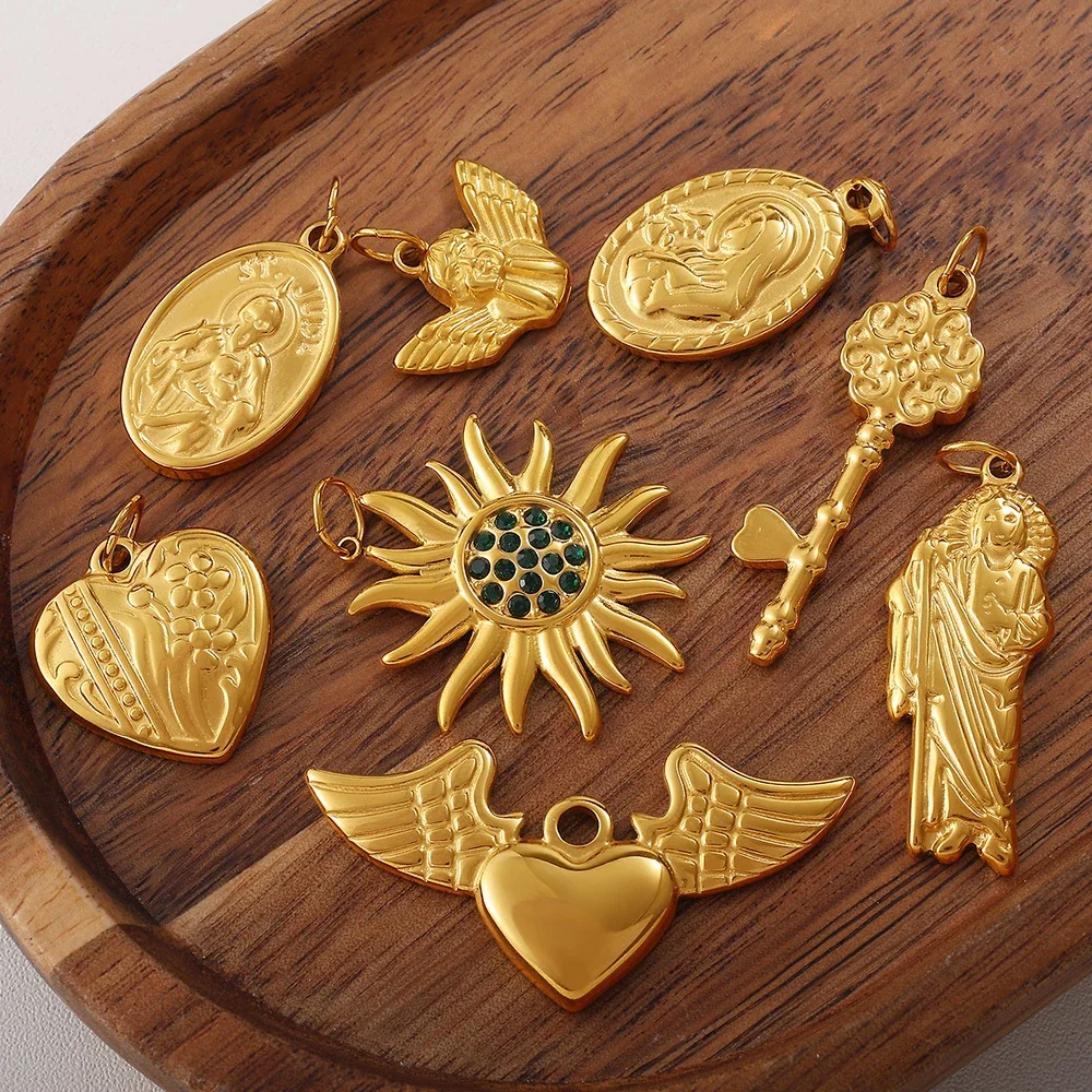 Foto del producto: Dijes colgantes de acero inoxidable, celestiales y de corazón, chapados en oro de 18K
