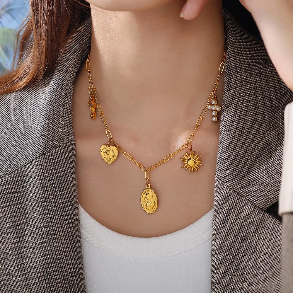 Foto del producto: Dijes colgantes de acero inoxidable, celestiales y de corazón, chapados en oro de 18K