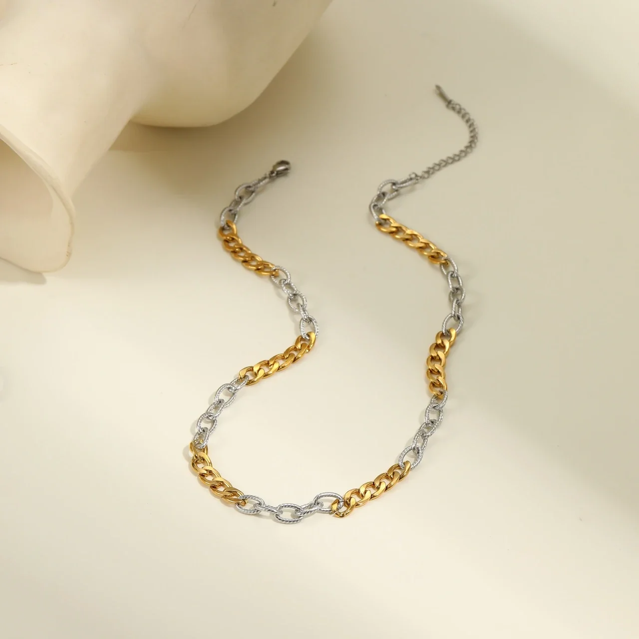 Tweekleurige ketting met gemengde schakels van met 18K goud verguld staal productfoto