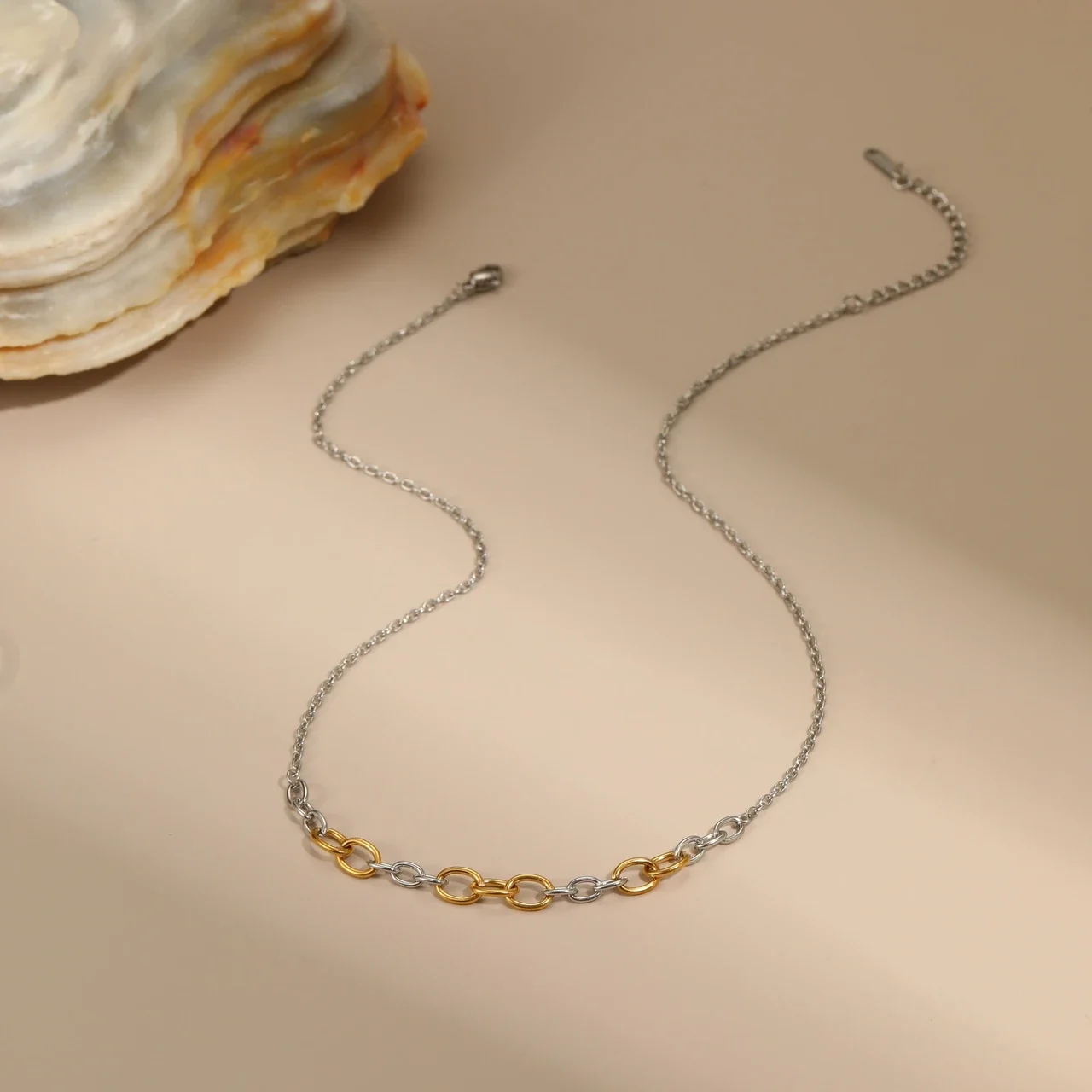 Tweekleurige ketting met gemengde schakels van met 18K goud verguld staal productfoto