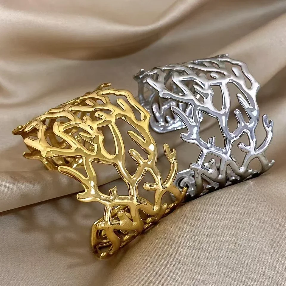 Foto del producto: Brazalete rígido con motivo de ramas caladas, acero chapado en oro