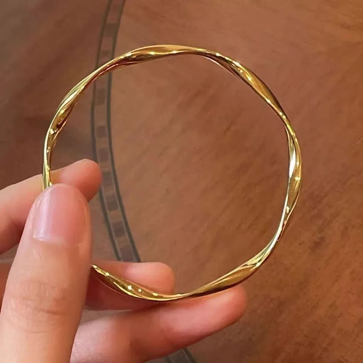 Bangle Twisted Faceted Closed-Loop Gold-Plated Stainless Steel
