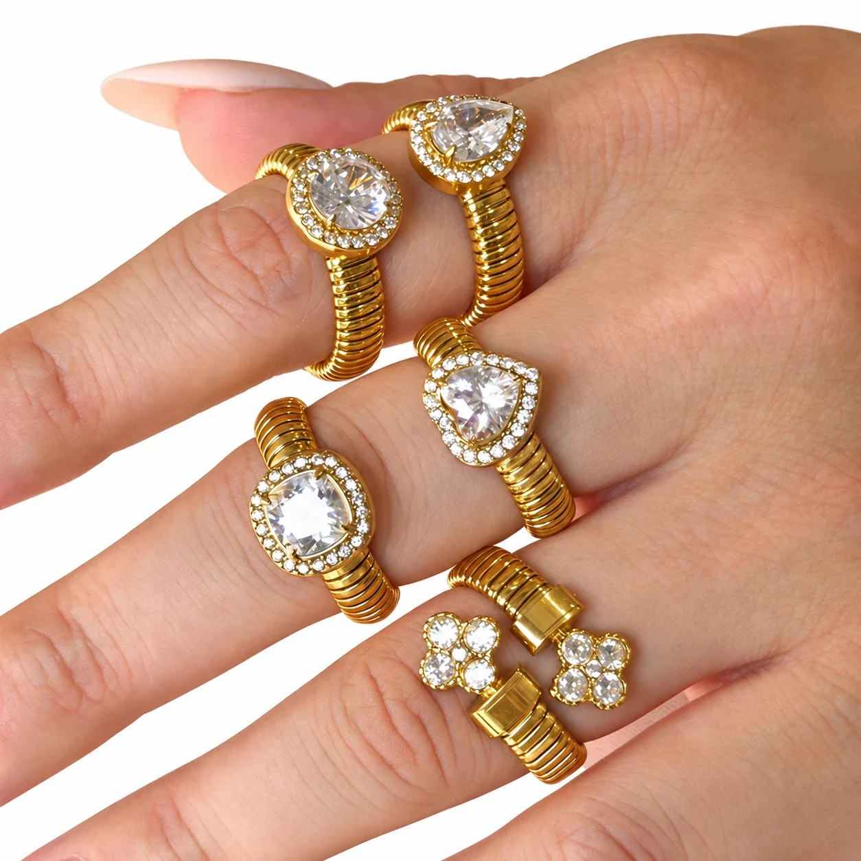 Open ring met geribbelde band en halo van cubic zirconia, roestvrij staal productfoto