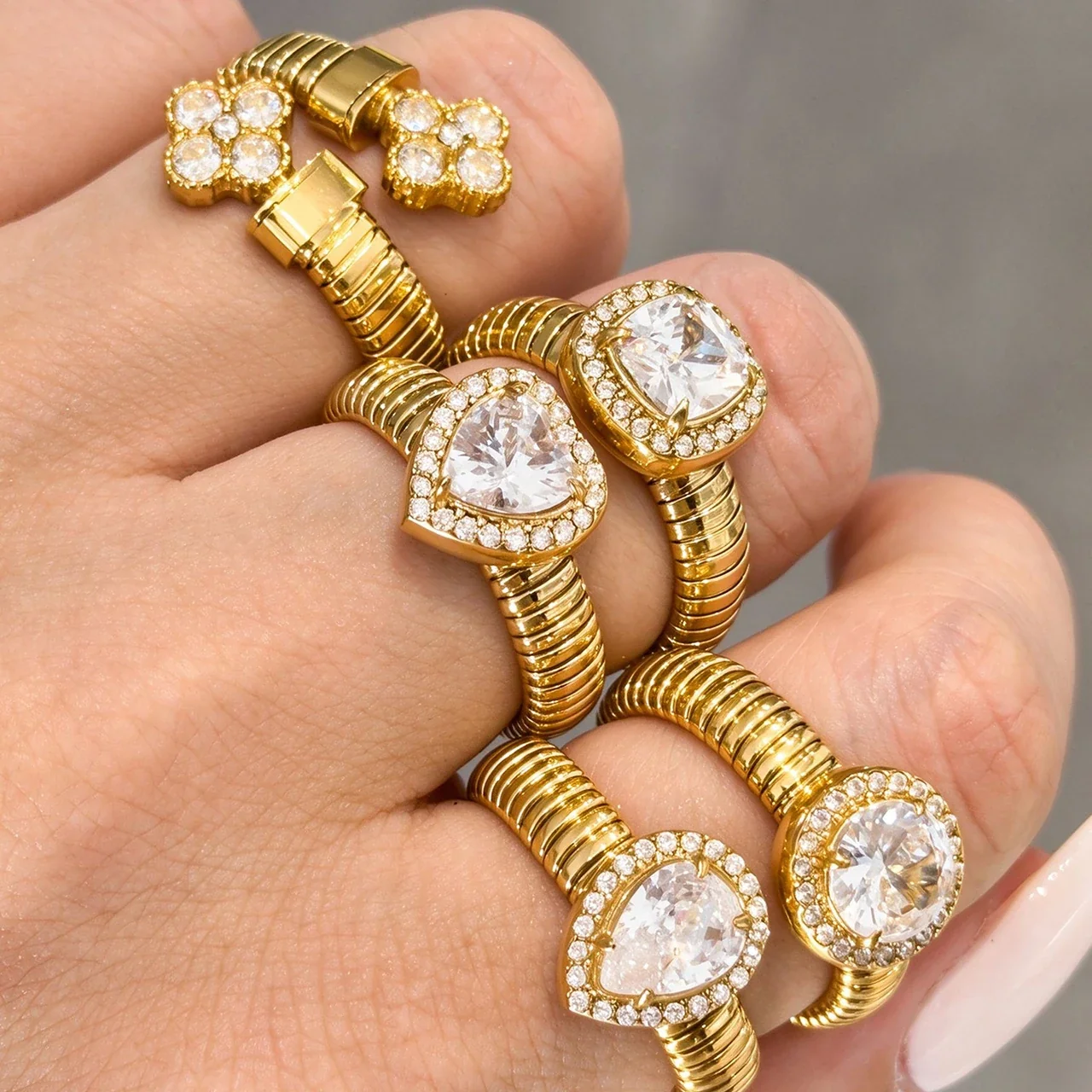Open ring met geribbelde band en halo van cubic zirconia, roestvrij staal productfoto
