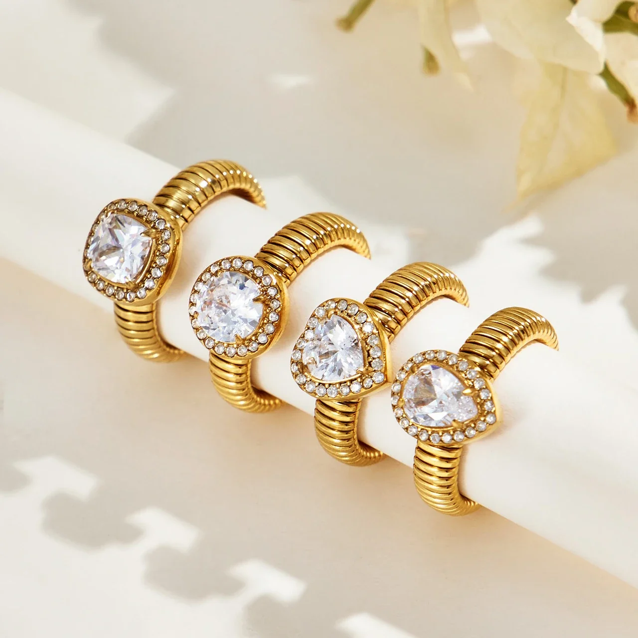 Open ring met geribbelde band en halo van cubic zirconia, roestvrij staal productfoto