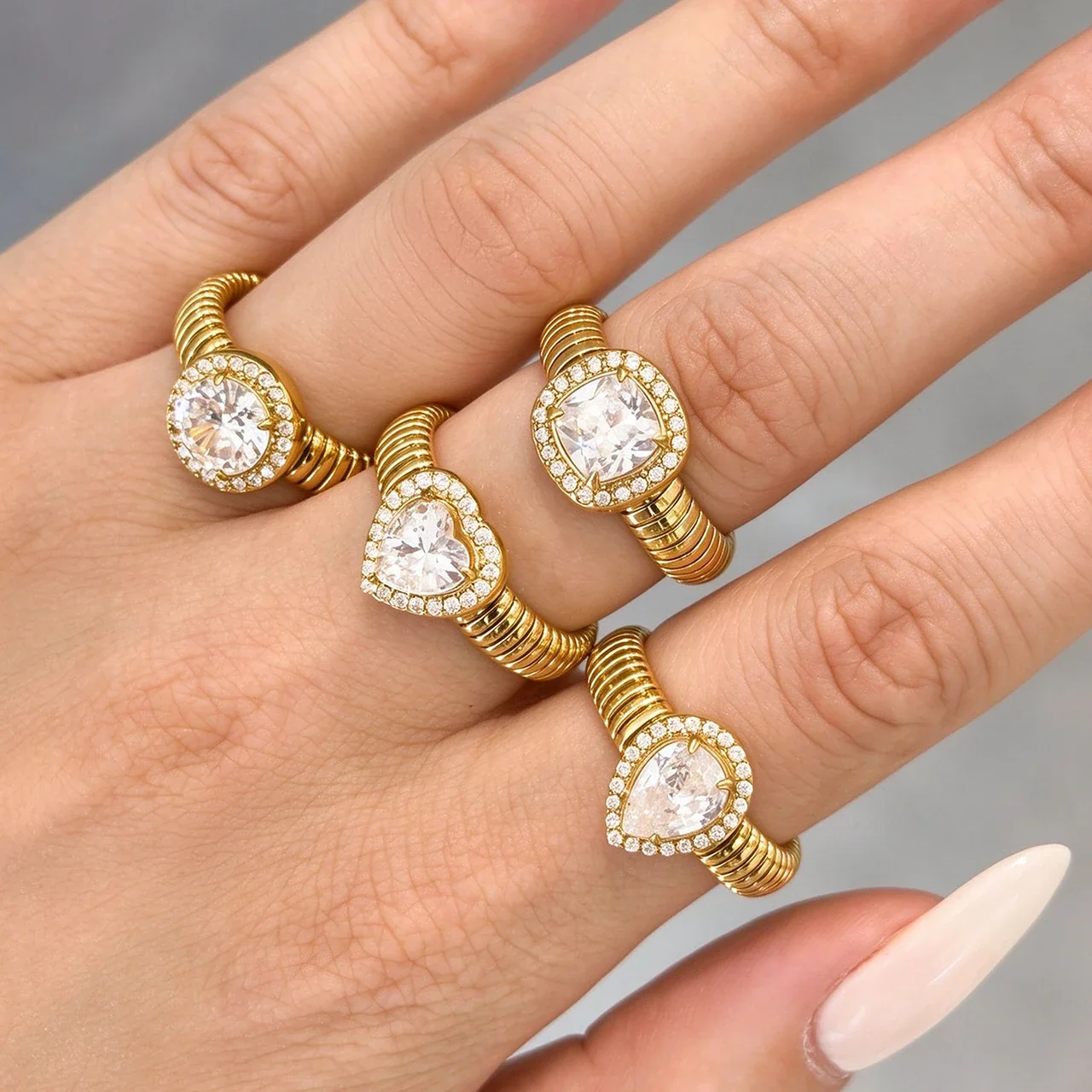Open ring met geribbelde band en halo van cubic zirconia, roestvrij staal productfoto