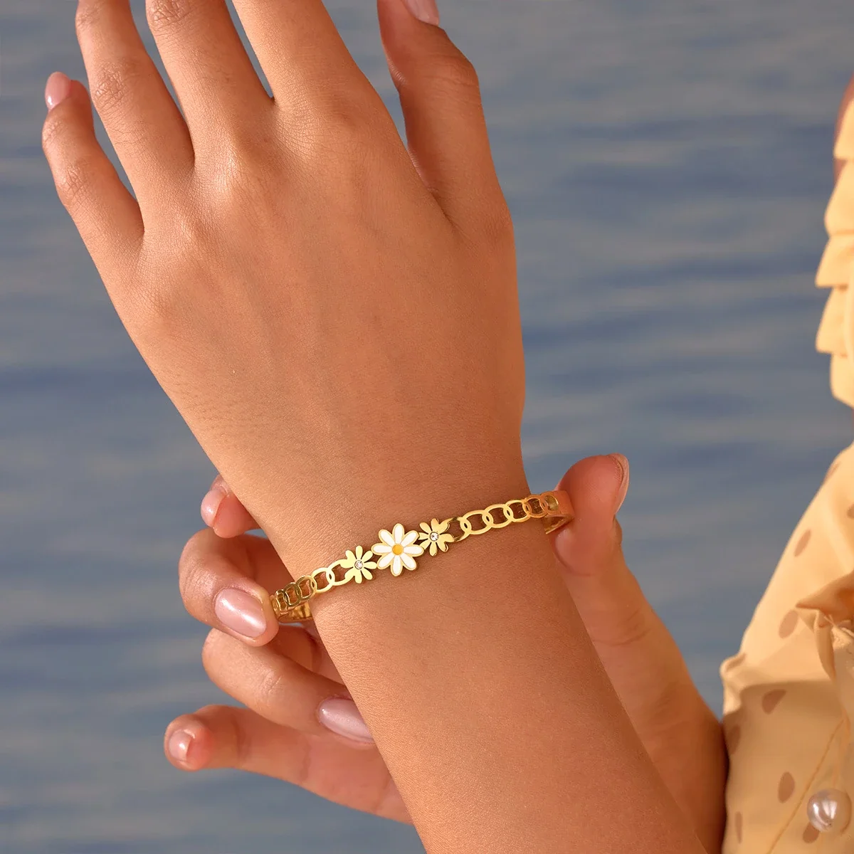 Photo produit : Bracelet à maillons marguerites, fleurs blanches, acier inoxydable plaqué or 18K