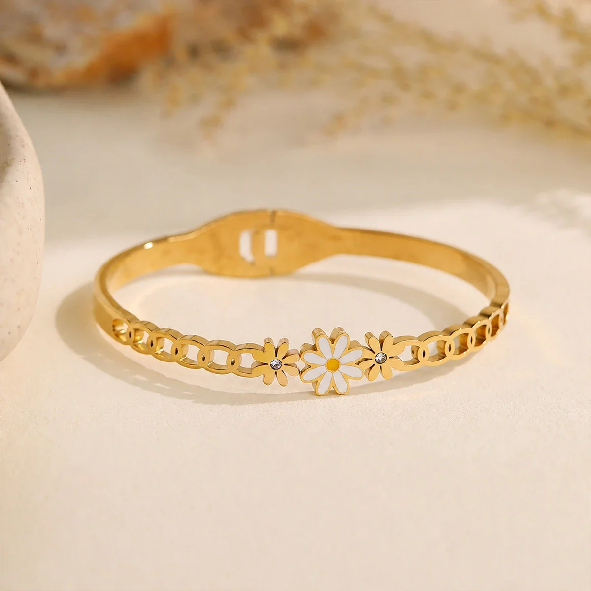 Photo produit : Bracelet à maillons marguerites, fleurs blanches, acier inoxydable plaqué or 18K